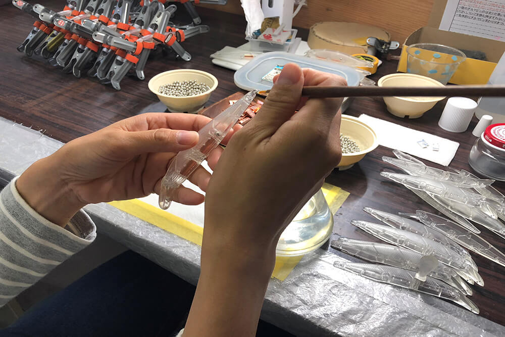 釣具ルアーの加工作業